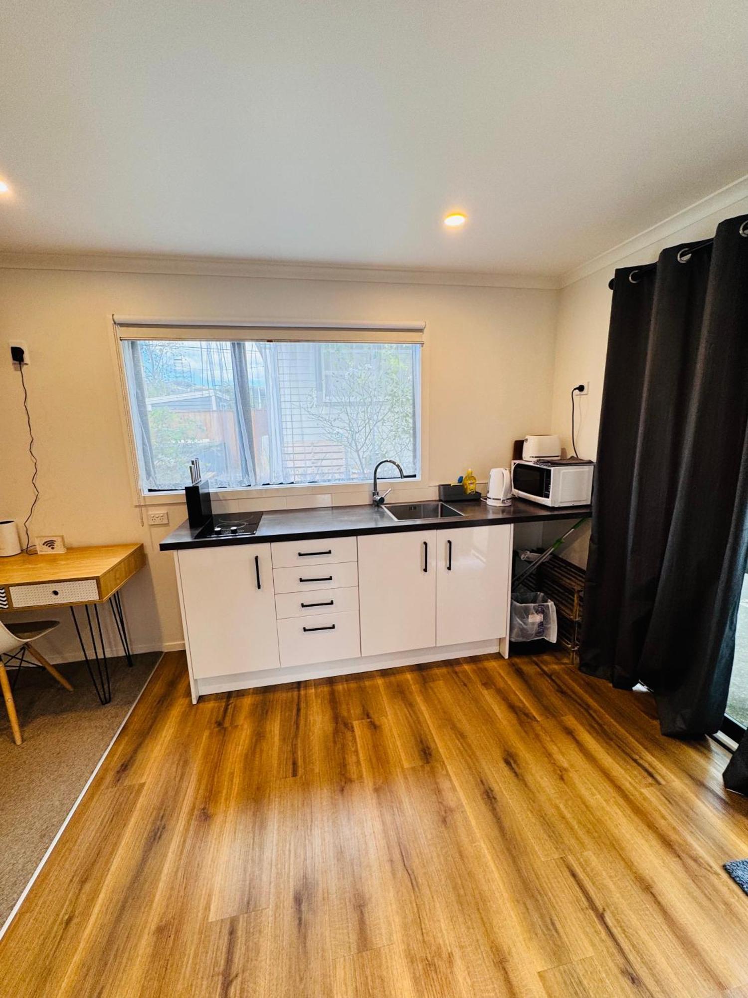 Modern 1 bedroom guest house Upper Hutt Eksteriør billede